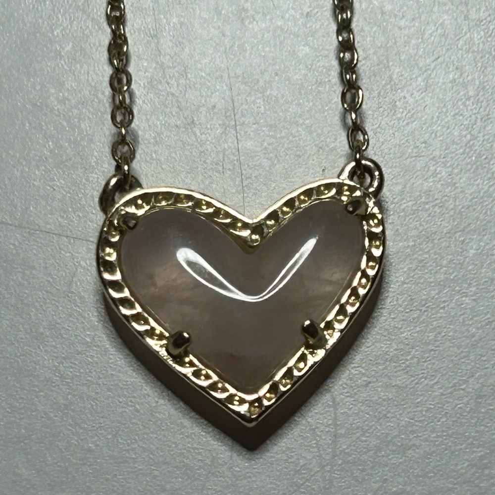 Kendra Scott Ari Heart Gold Pendant Necklace in Rose Quartz Great Condition